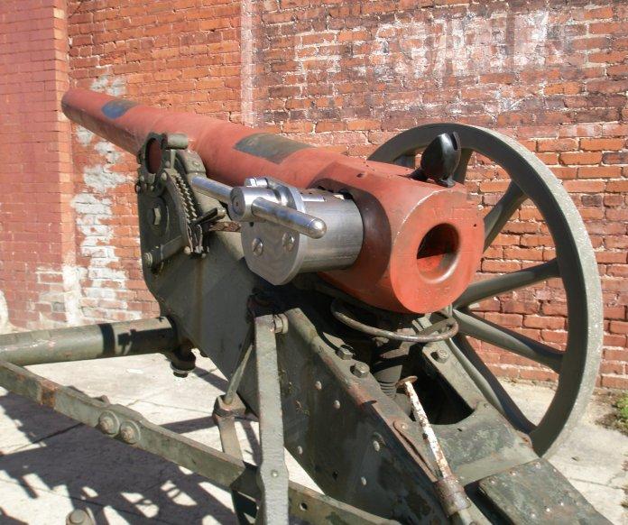 设计了一种横动式楔闩,广泛用在克虏伯公司的各种野战炮,山炮,要塞炮