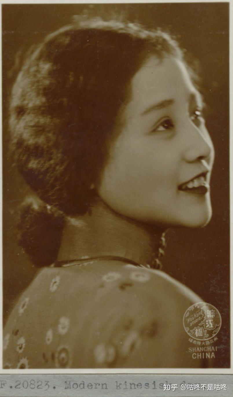 其中出现的一位女演员叫梅琳,她生于1915年,逝世于1997年,是我国30