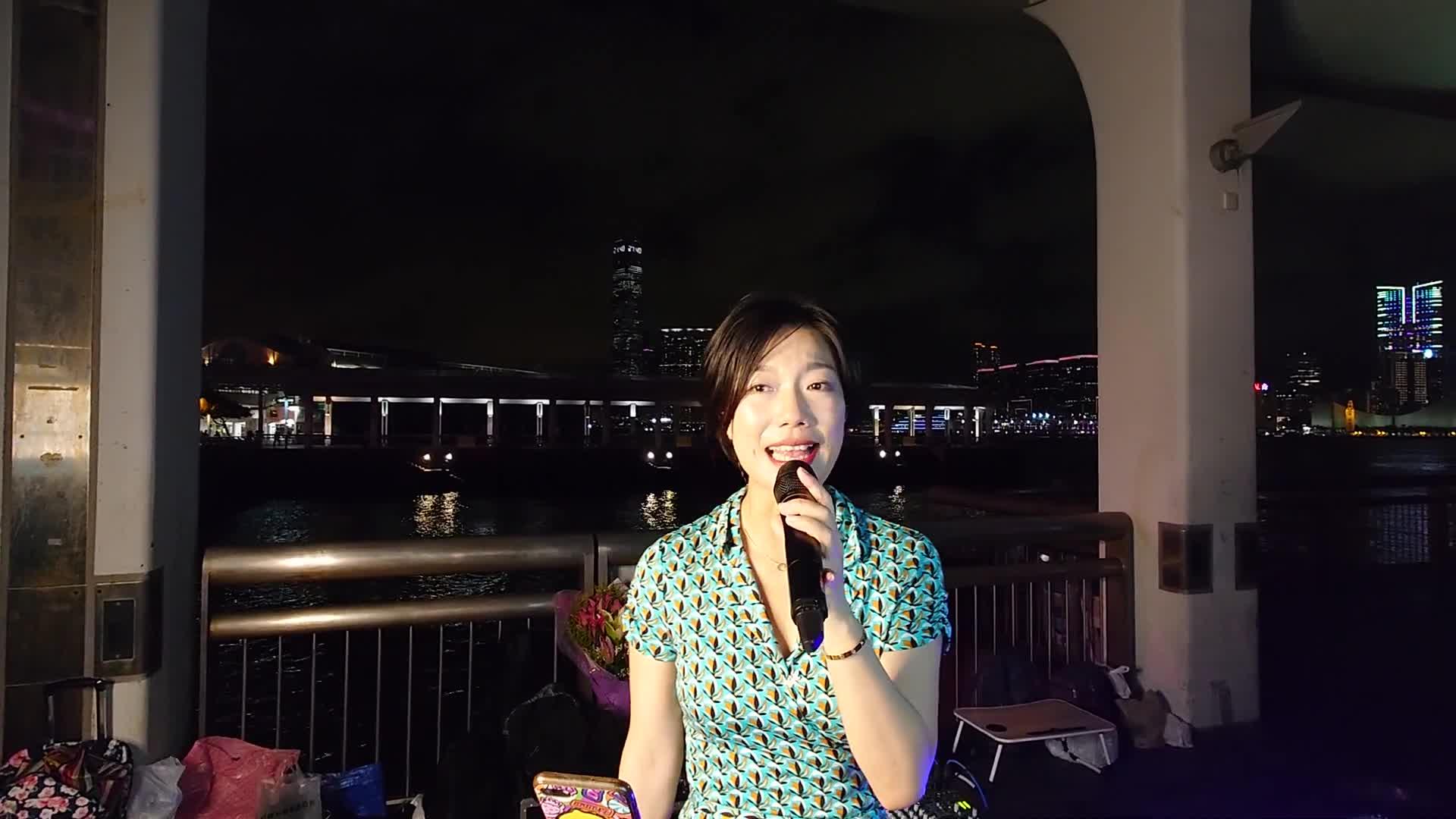 星光大道龙婷演唱邓丽君《云河》,声音一出,全场掌声立马响起来
