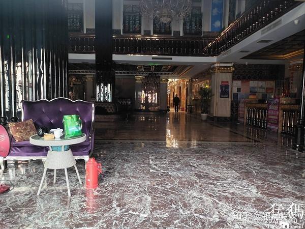 河南信阳警方凌晨突袭金糖果ktv动用3辆大巴车多名女子被带走