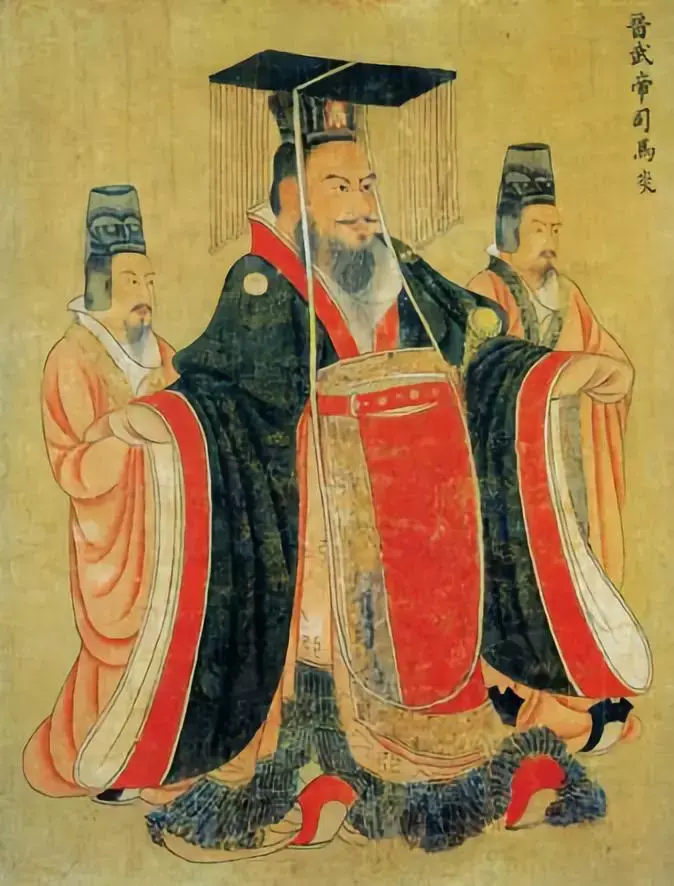 在夏商时期,上衣下裳是当时主要的服饰形制,并以冕服区别等级.