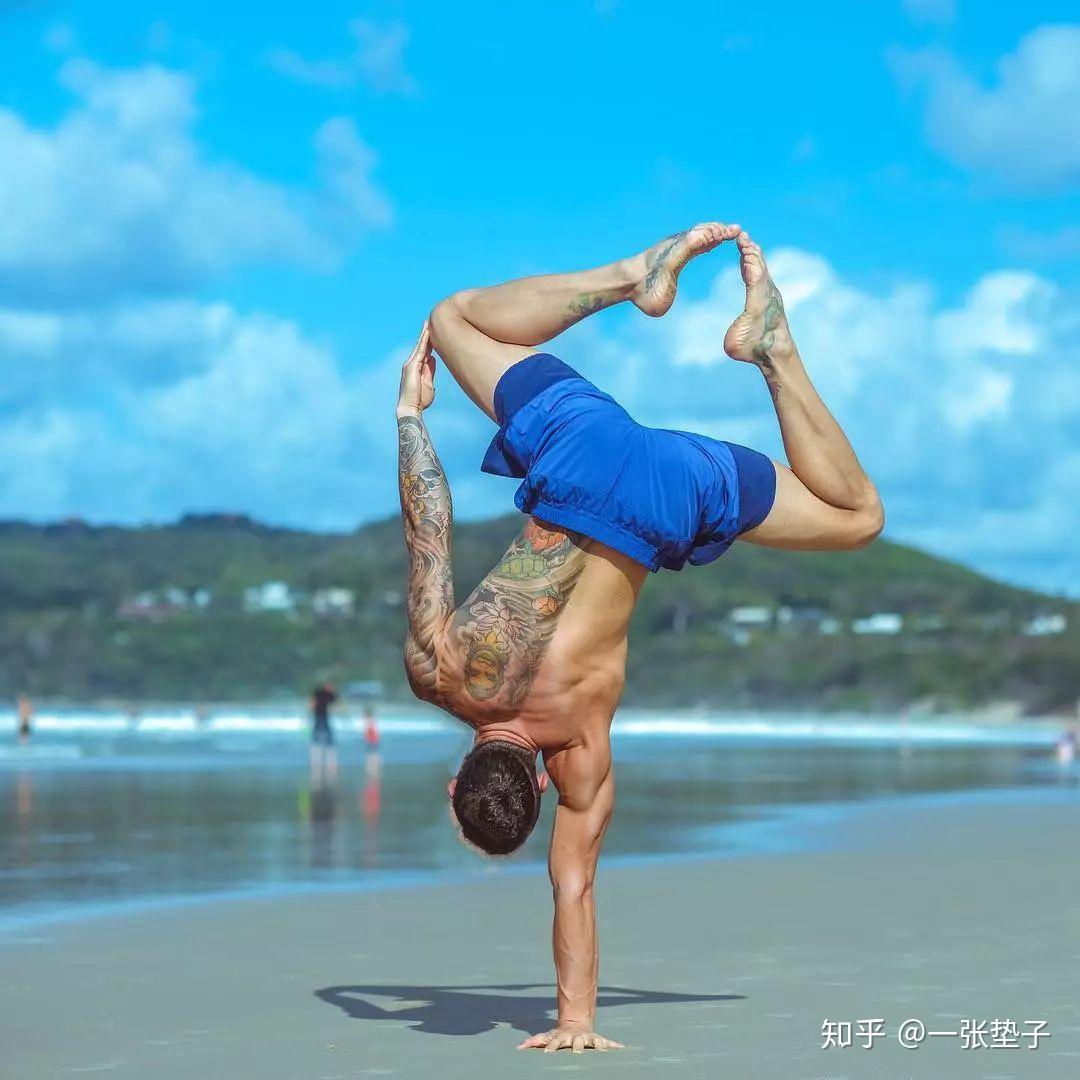 瑜伽肘倒立的练习方法 - 体格瑜伽