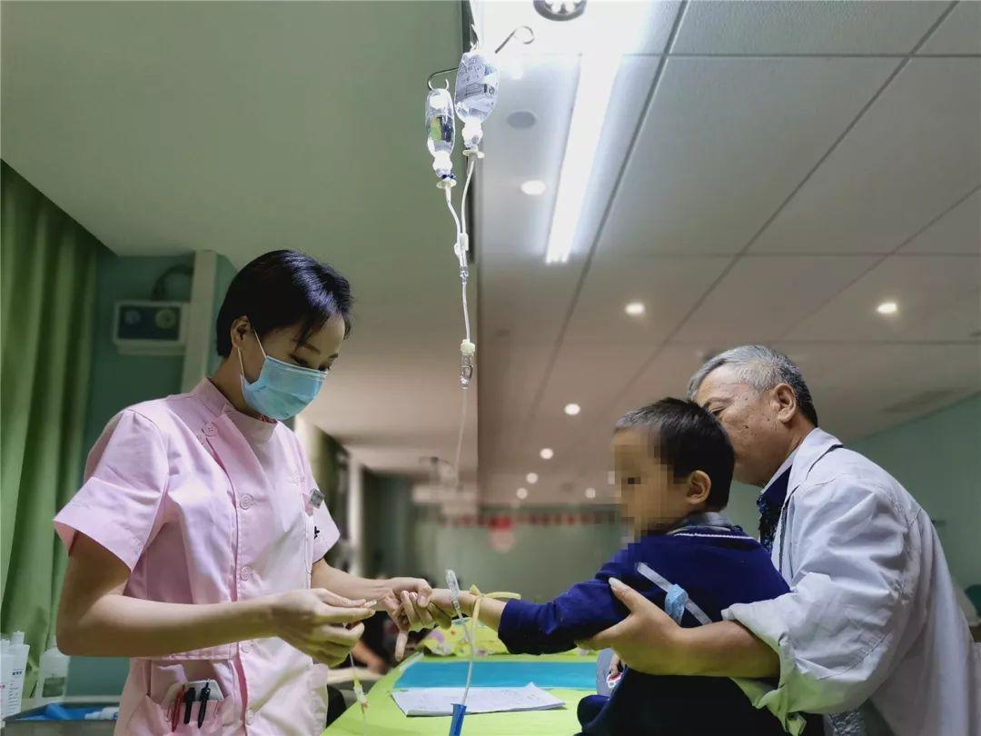 位于成华区双荆路的成都儿童专科医院城北分院一楼的输液室,二十多位