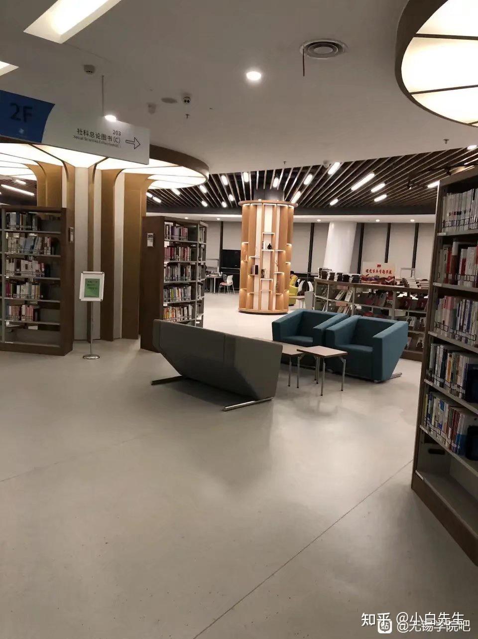 图书馆内部环境图书馆的内部环境图书馆内部环境我们学校相对同类型