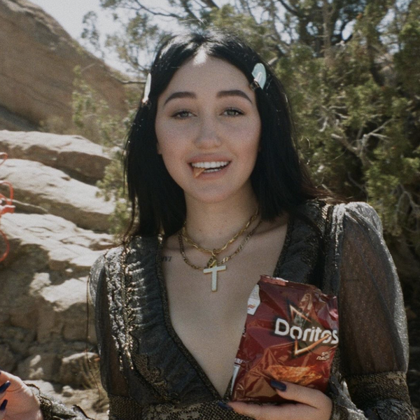 2000年出生的noah作为cyrus家族中最小的一员,就这样继承了应有的出众