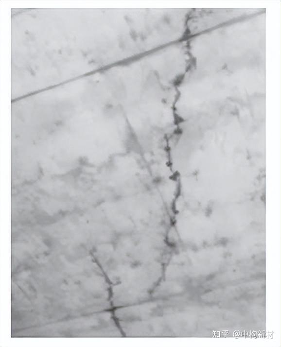 大量现浇混凝土楼板裂缝工程实例分析