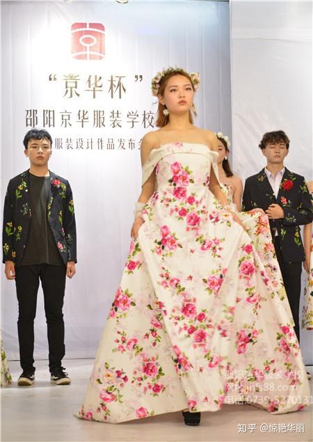 岳阳服装学校老师教导全体学子一定要懂得感恩