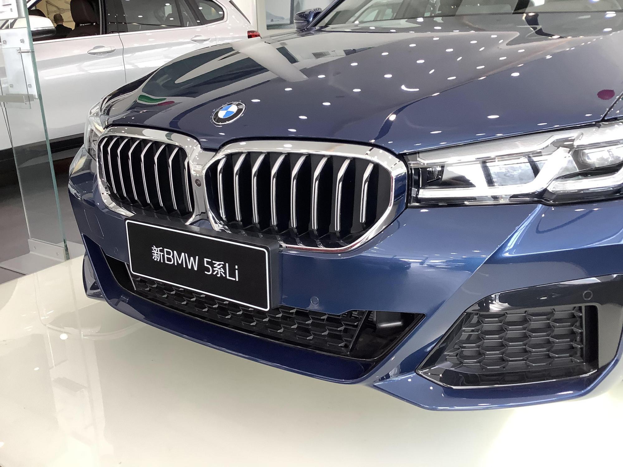2021款宝马5系实车到店量子蓝涂装很大气20t8at配电动天窗