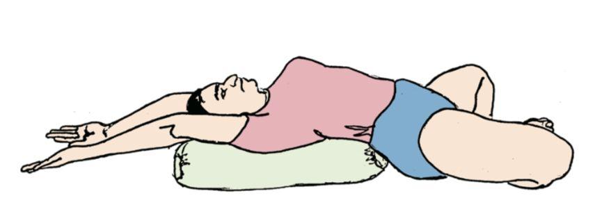 放松双腿和手臂,坐立于手杖式;07仰卧英雄式supta virasana-进入体式