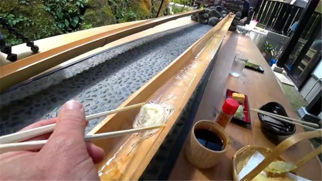 日本最奇葩的流水素面食客吃完纷纷吐槽网友太恶心了