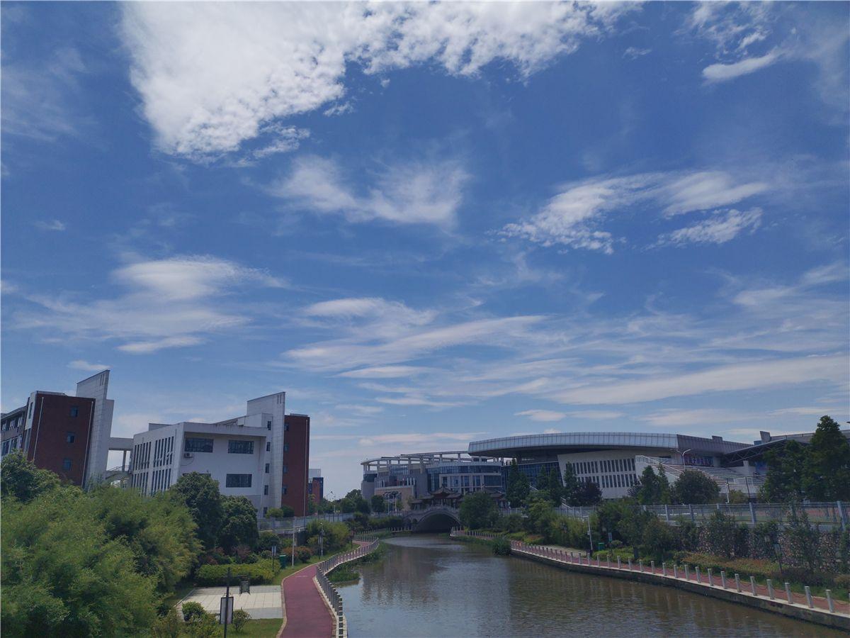 美丽吉安蓝天白云下的白鹭洲中学城南校区