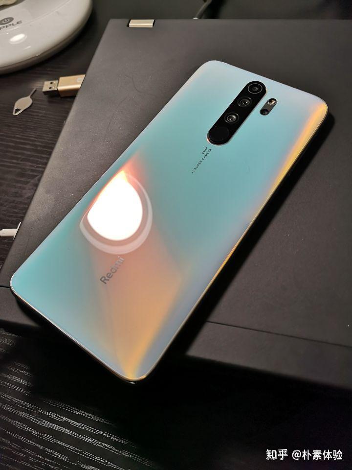 另外这次红米note8pro有心的将后置指纹通过障眼法"隐藏"了起来,使得