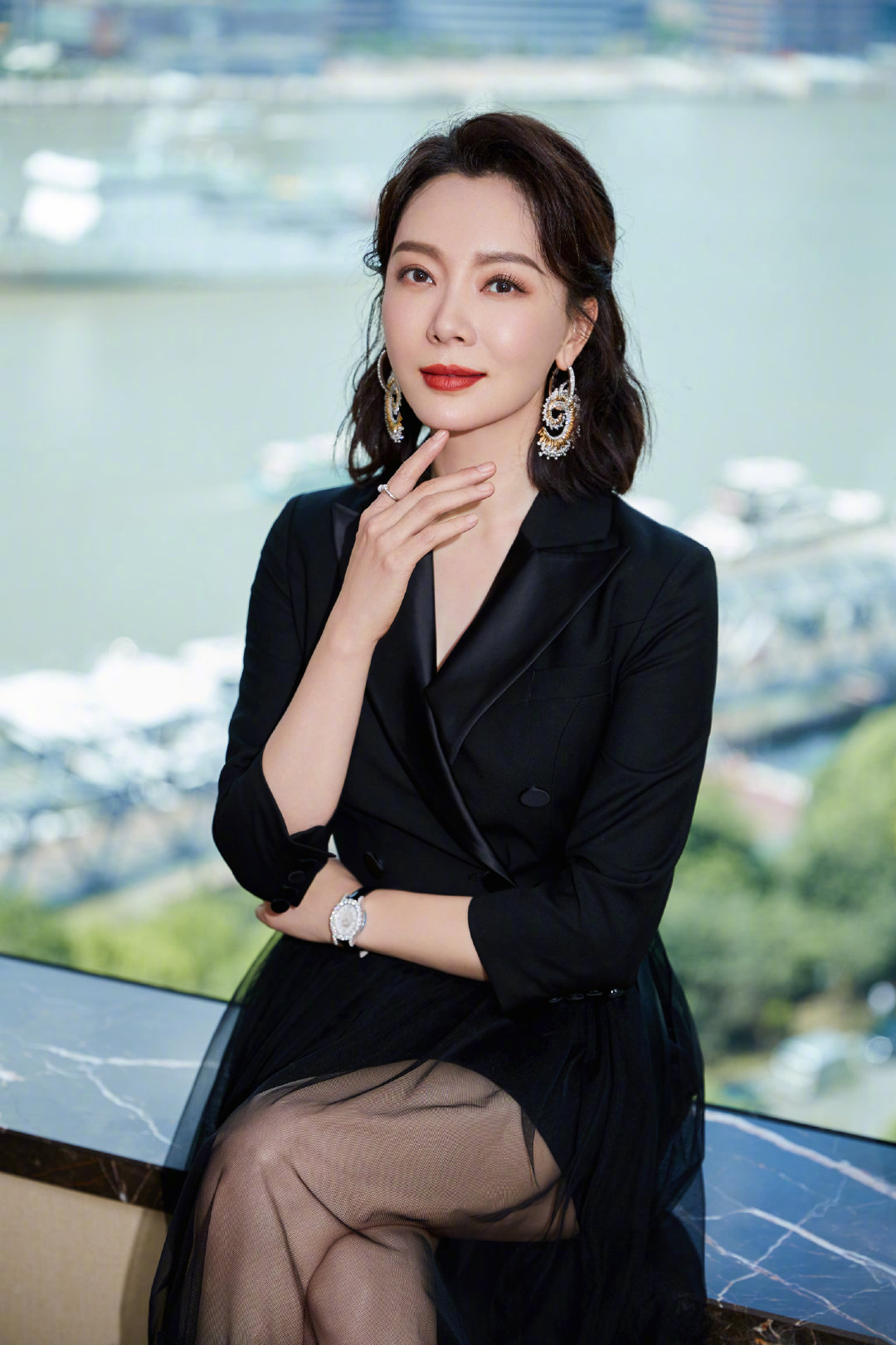 齐肩短发的陈数穿黑色西装配网纱裙出席活动9字耳环好别致