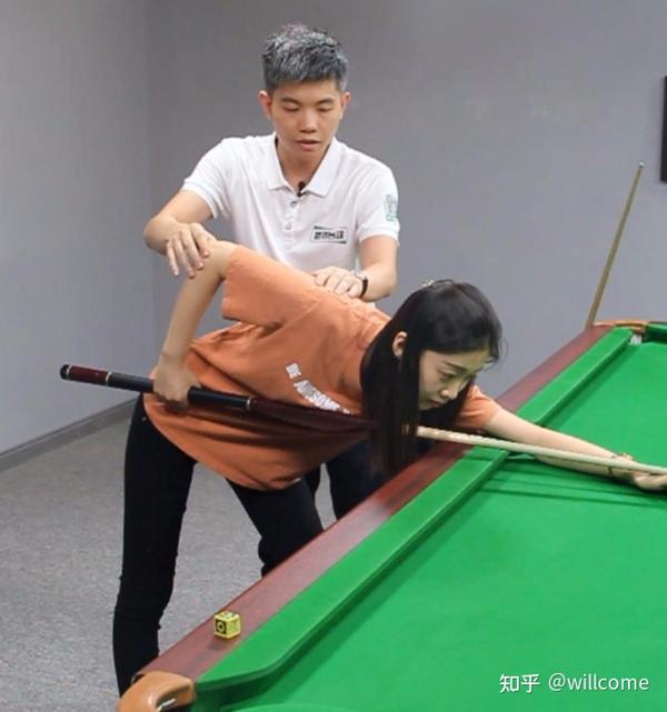 打台球时如何摆身体姿势 - 知乎