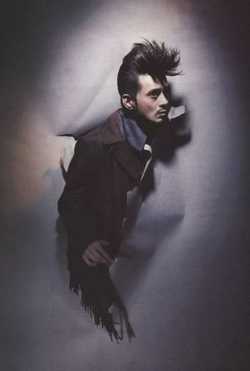 暗涌演唱:黄耀明词:林夕 曲:陈辉阳害怕悲剧重演 我的命中命中越美丽