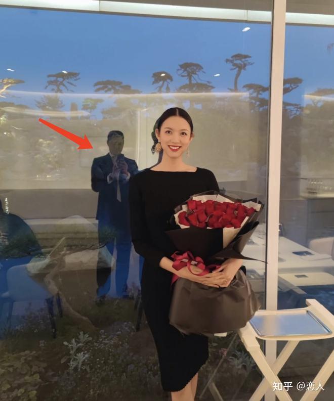 张梓琳庆祝结婚12周年晒夫妻同框共进晚餐丈夫送玫瑰浪漫有型