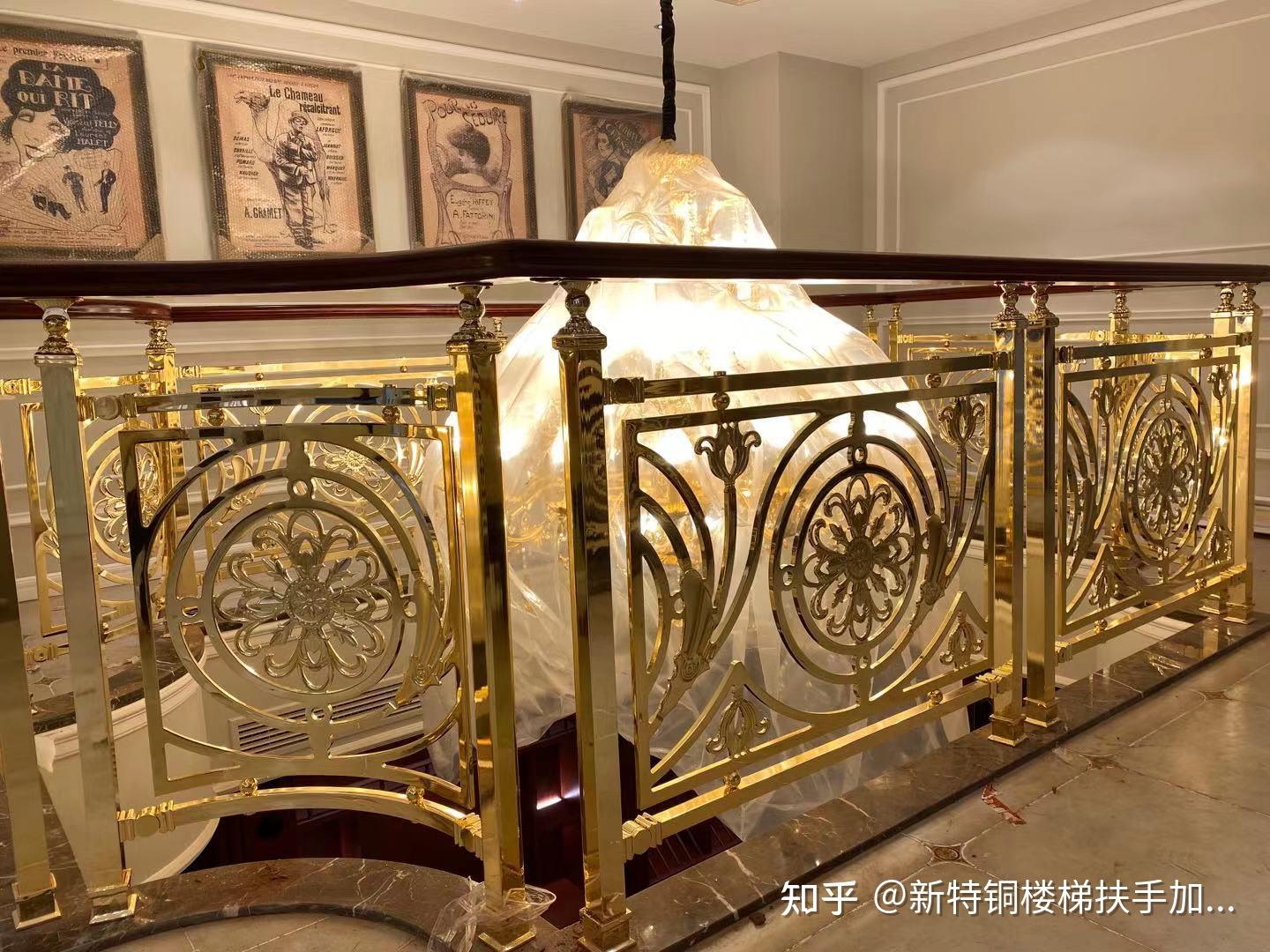 古铜色护栏与黑色木扶手整体铝艺护栏搭配古铜色与黑色整体楼梯护栏