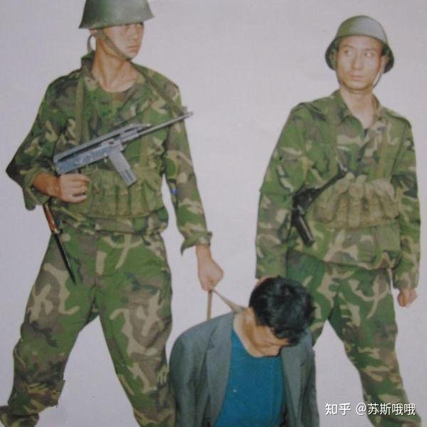 手榴弹暴露了苏太德位置,随后他被马慈林打中胸部,壮烈牺牲.