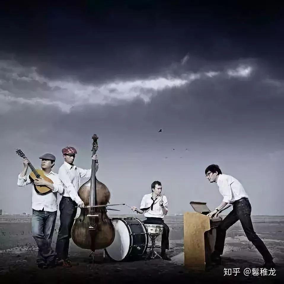 heads乐队或者television乐队在70年代的纽约浪潮中的地位类似,吉他