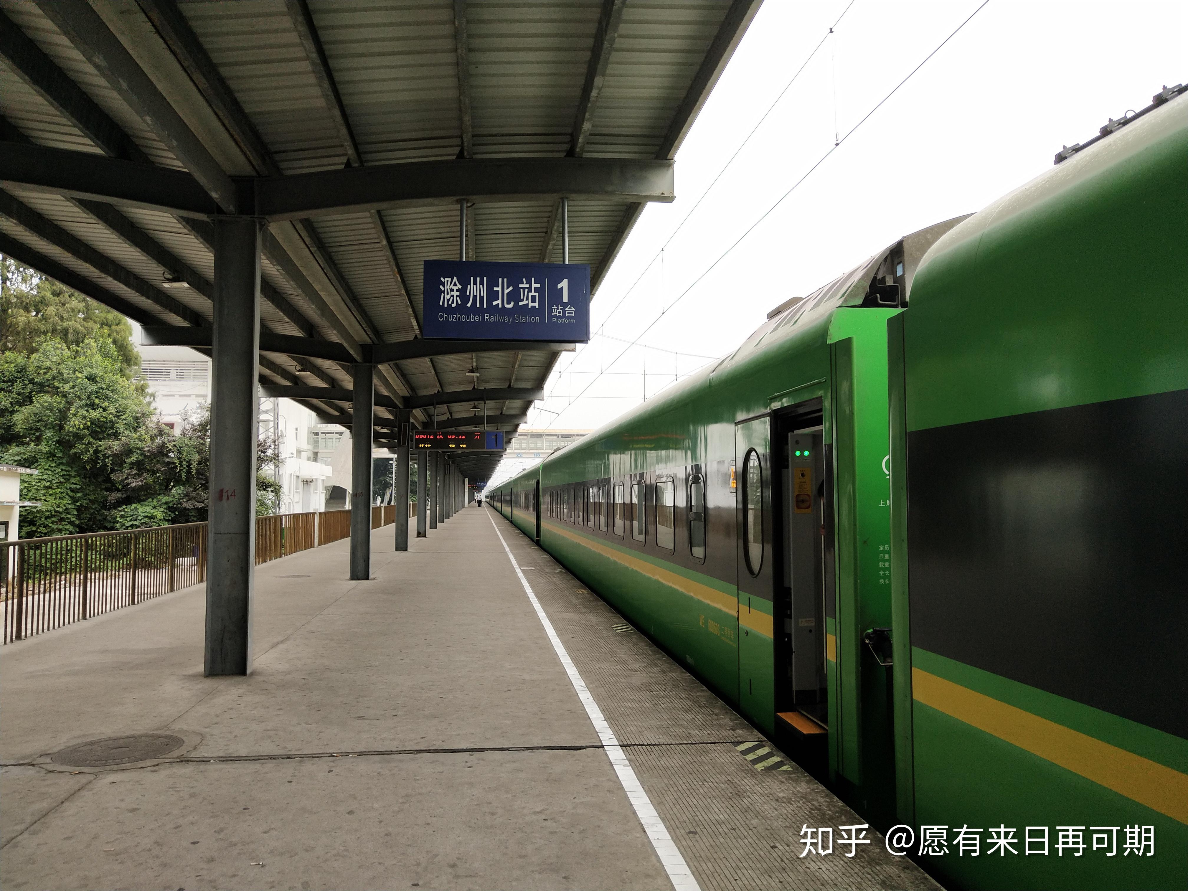 车头四连拍列车即将到达滁州北站垃圾桶二等座车厢为3 2格局,一半正坐