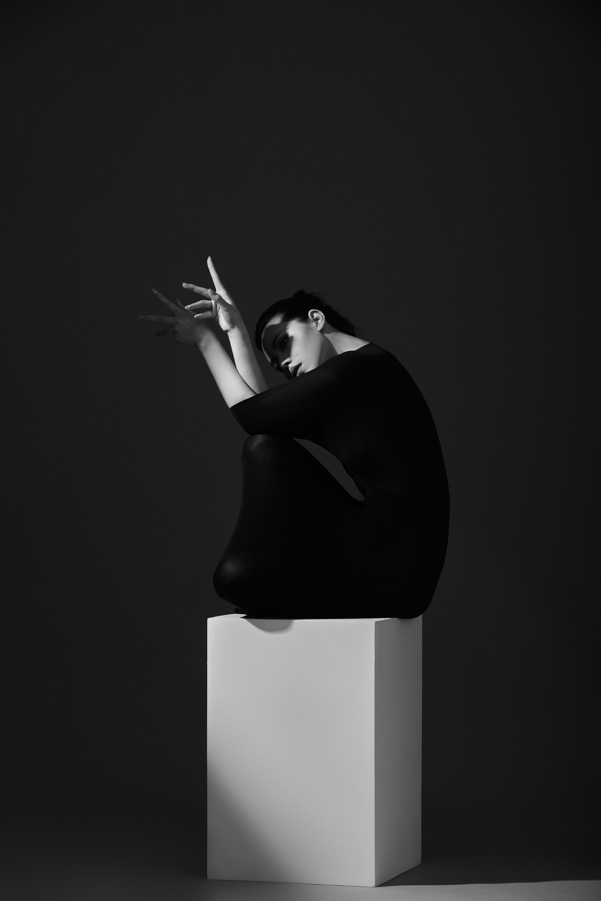 攀攀打算以此来拍摄一组具有光影感和舞台感的片子.