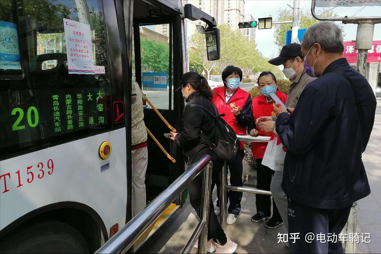 过了驾考年龄的老年人出行怎么办下面这3种方式给你提供参考