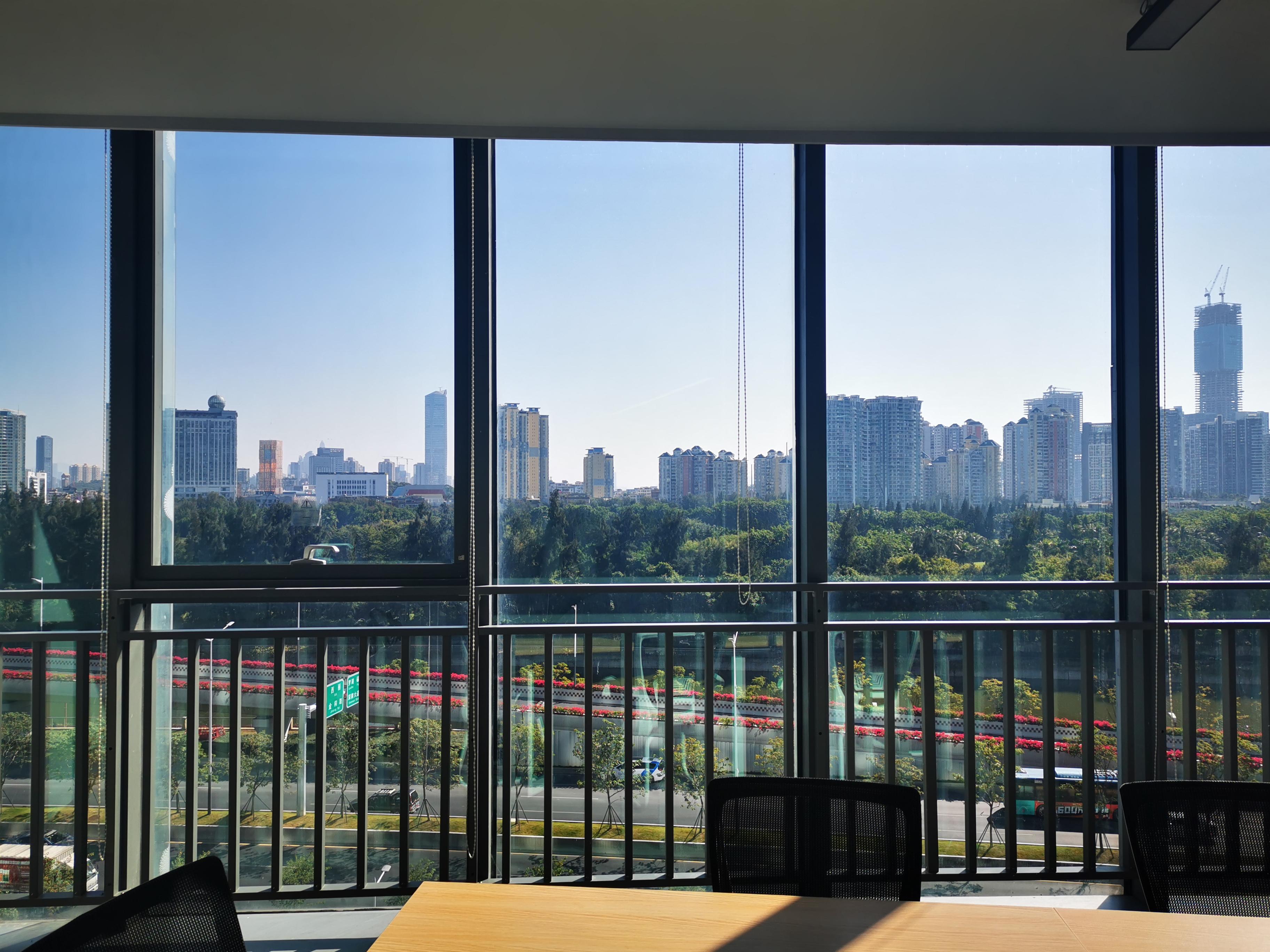 隔音采光双一流的会议室全落地窗的休息区&会议室,有着俯瞰沙河西公园