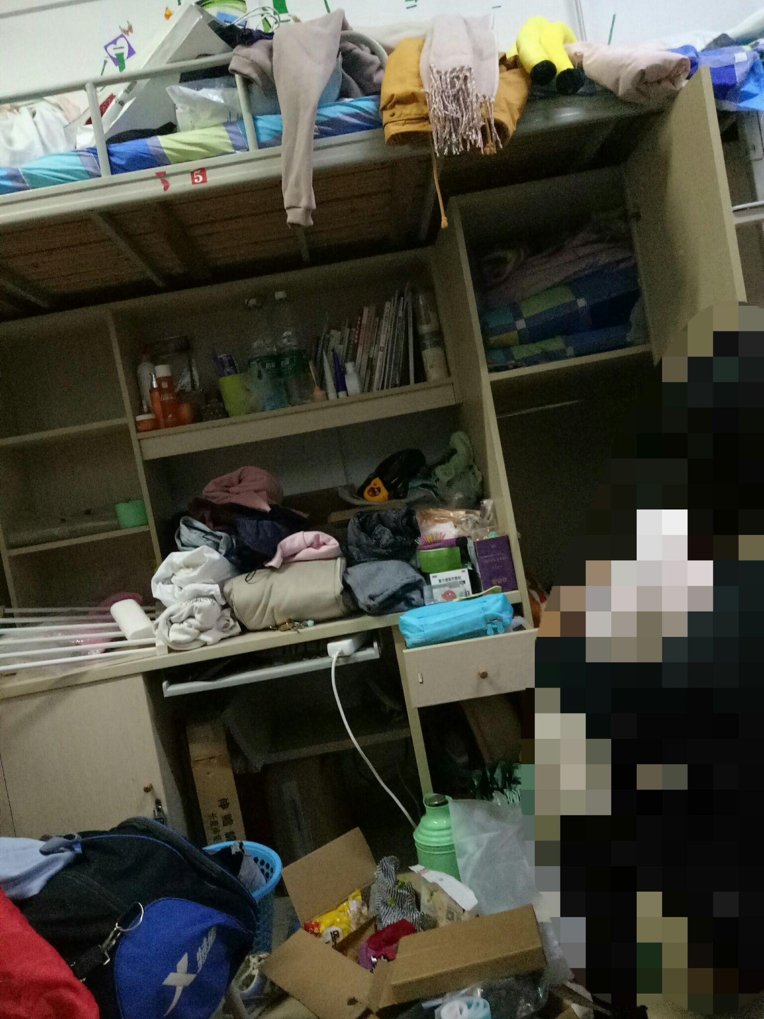 一个女生宿舍卫生邋遢到无法比拟,外表却收拾的阳光明媚,是怎样一种