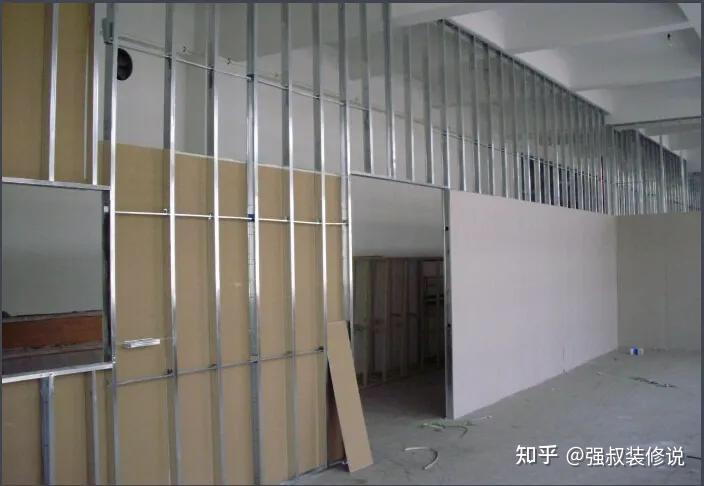 新建的石膏板墙体承重能力差,安装壁挂电视前,你知道要先加固吗?