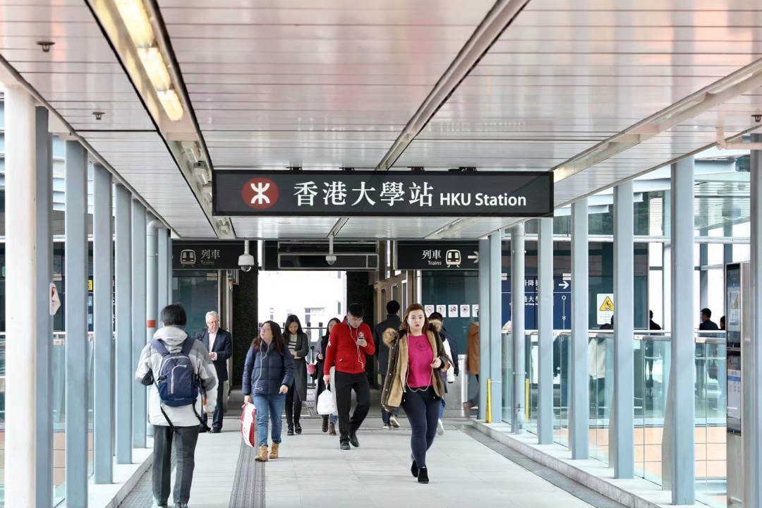 从照片中也能看见的是这个地铁站正处于悬空建筑中;港大是建在山上的