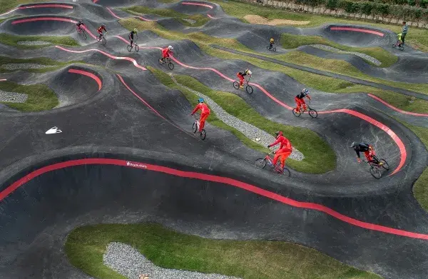 在波浪起伏的泵道赛道上可以使用自行车,滑轮,平衡车,山地车,滑板等10