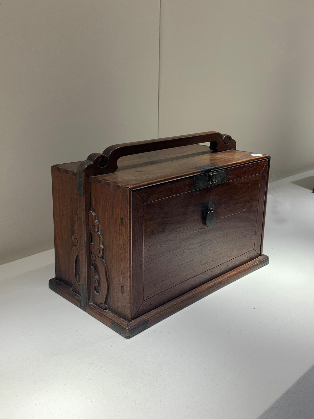 底座提梁逐一简化黄花梨插门式药箱大全