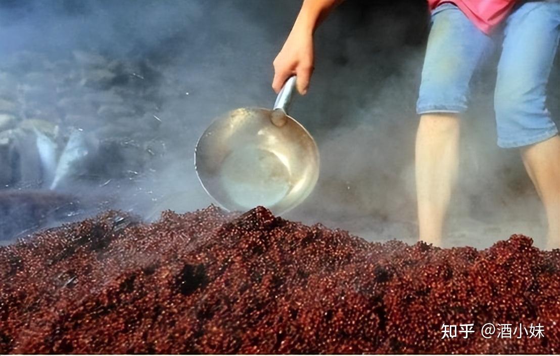 1斤糧食的起步價大概是在5塊左右,五斤糧食一斤白酒,(換算下來就是25