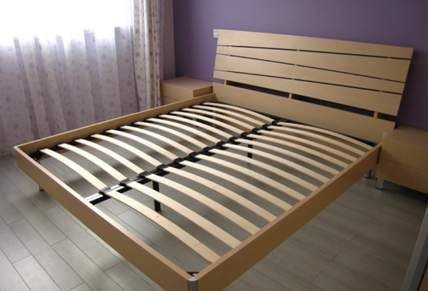 床架大概可以分为:拱形排骨架,平板排骨架,整板,箱体床架弓形排骨架不