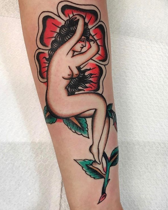 纹身艺术家打打牌给假模特画身体做做扇子这位纹身师活得太潇洒了