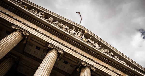 斑驳光影投射到柱式之上,传递出纤细秀丽的古典之美~四,艾欧尼亚亲自