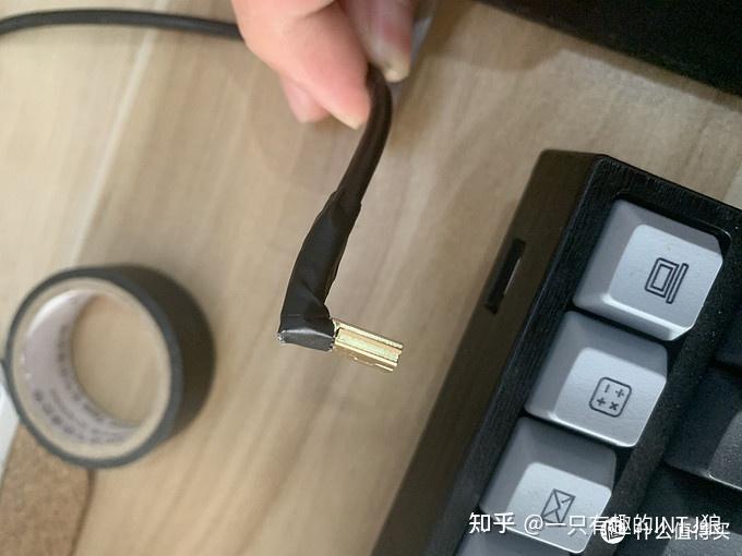 极简主义桌面隐藏式磁条收纳治好强迫症附49寸带鱼屏调节和好用软件