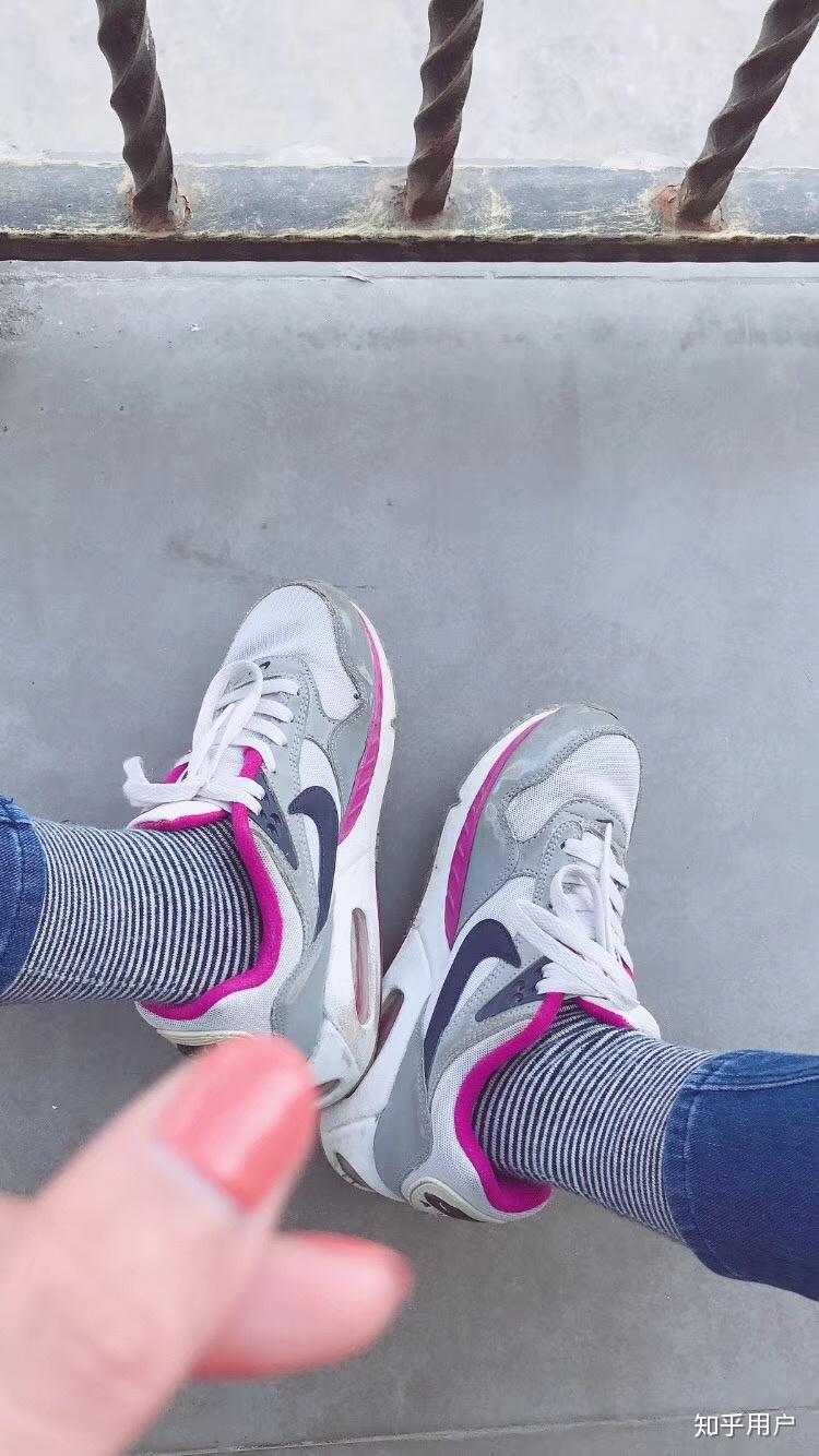 鞋子怎么折啊 v2-1e70eac9fb32986f5c65a73504e97002_r.jpg