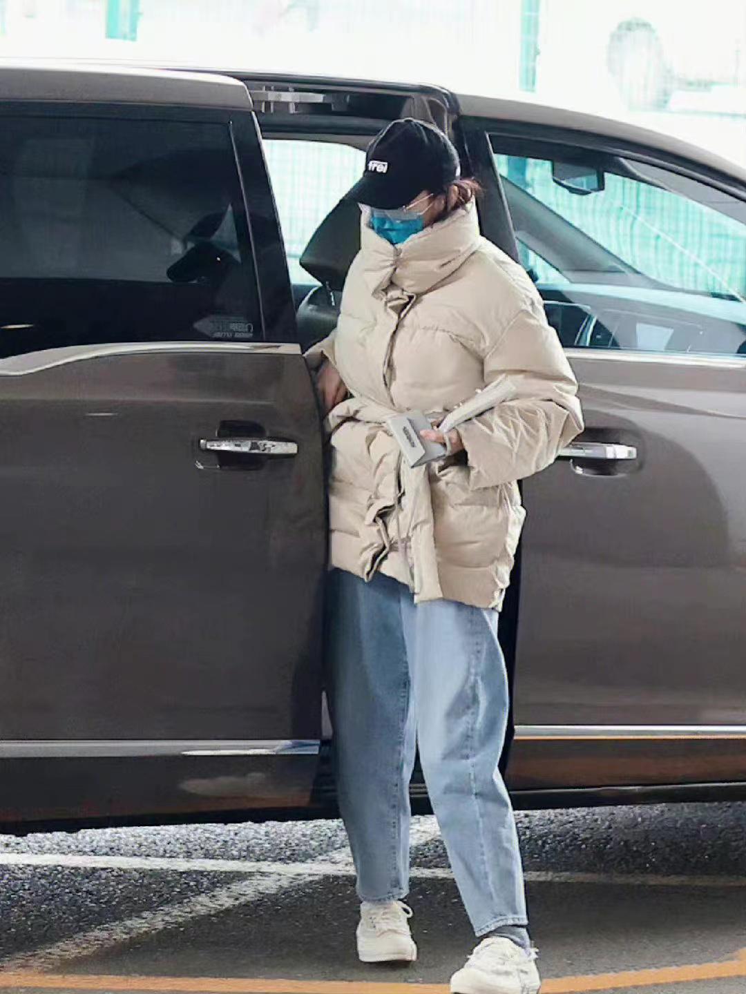 迪丽热巴穿卡其色羽绒服配复古牛仔裤,温柔保暖,简约大气 - 知乎