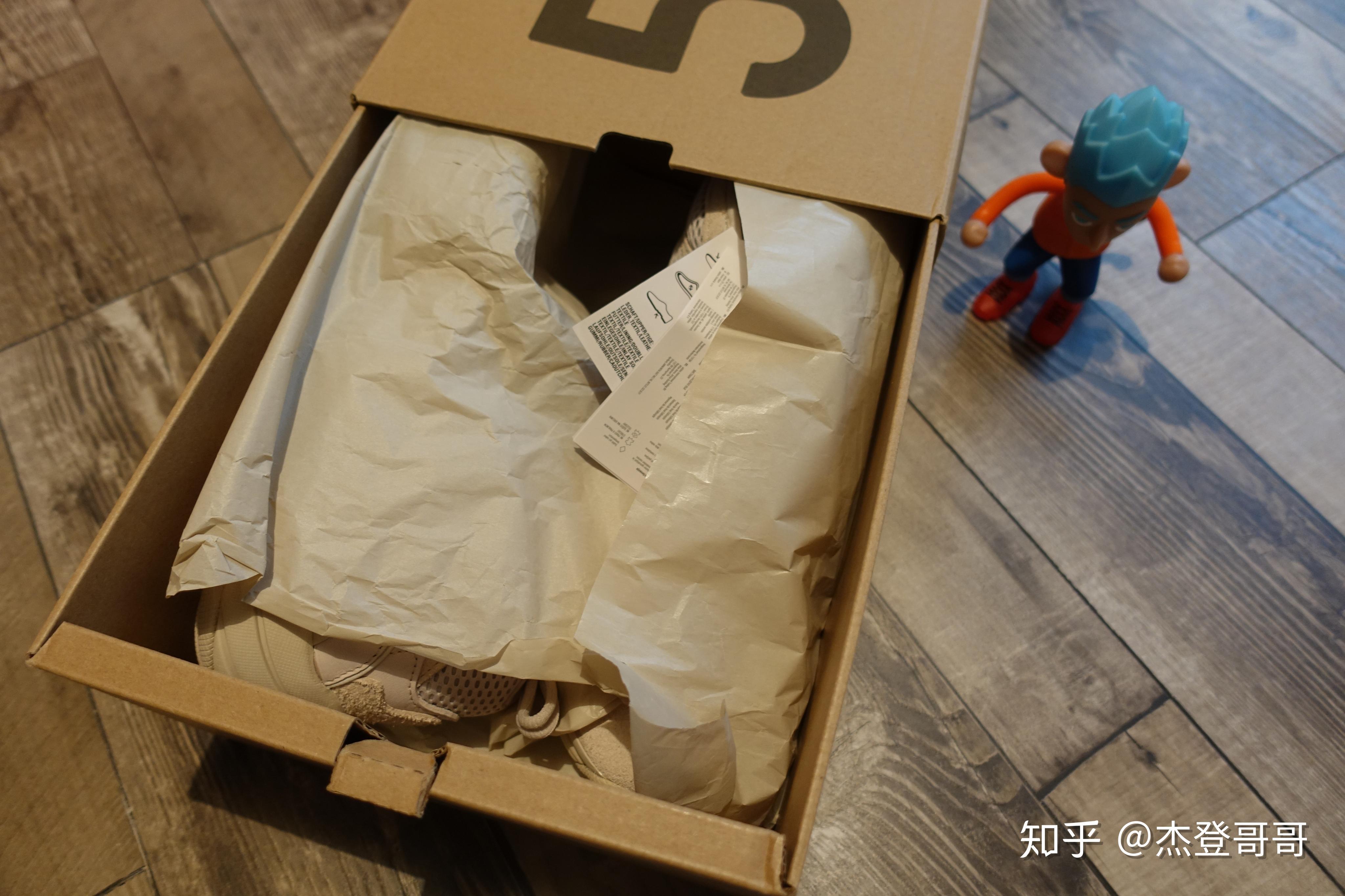 500这双鞋并没有搭载阿迪招牌科技boost,所以鞋盒上boost的字样在这款