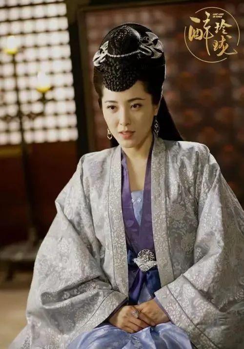 电视剧版《七月与安生》中,她是坚强独立的单亲妈妈.