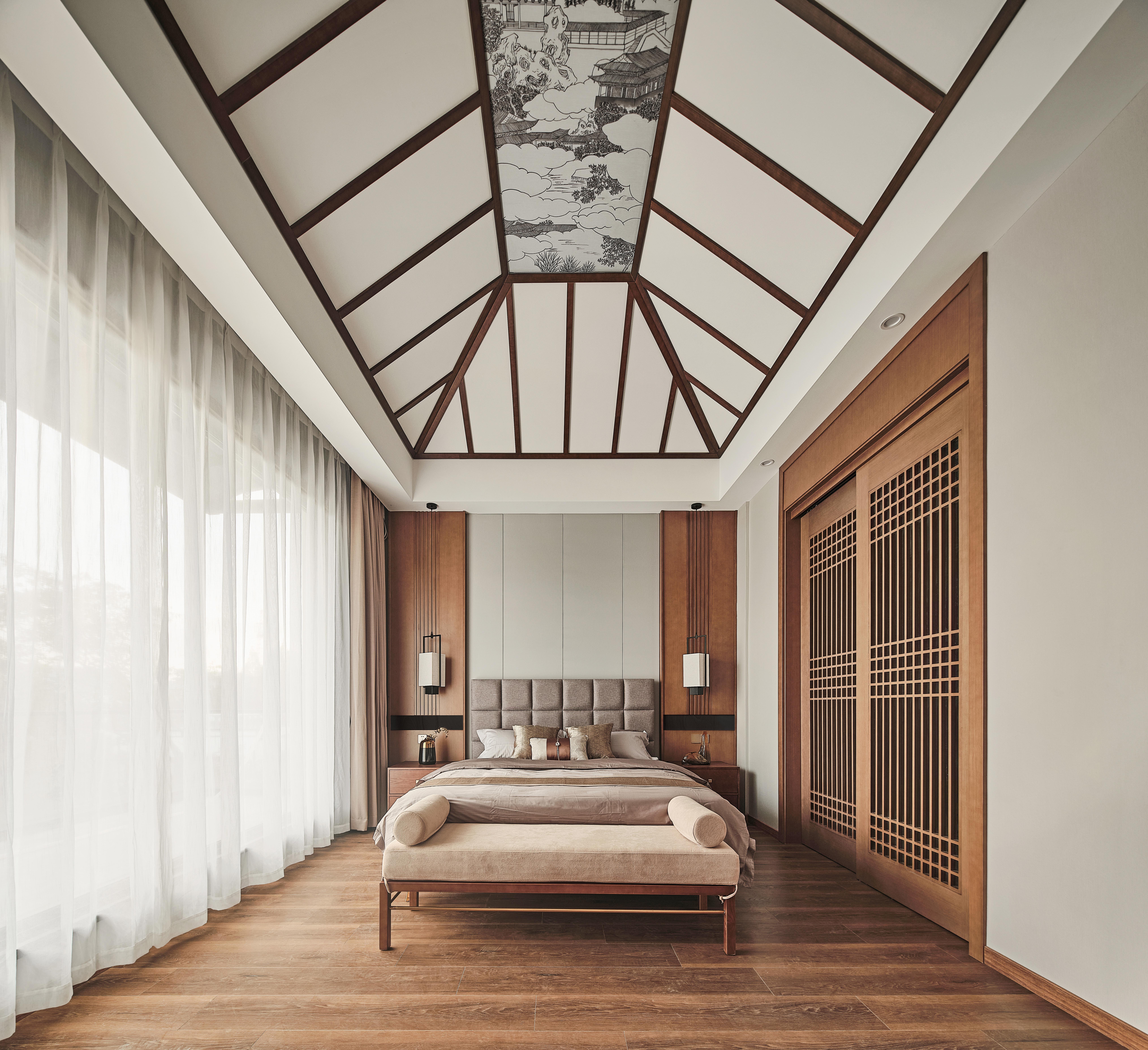 二楼主卧空间的设计主题是"意蕴悠远",挑高造型吊顶用的是错落有致的