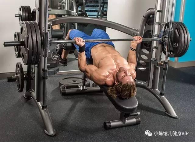 杠铃卧推和哑铃卧推的区别在哪里?