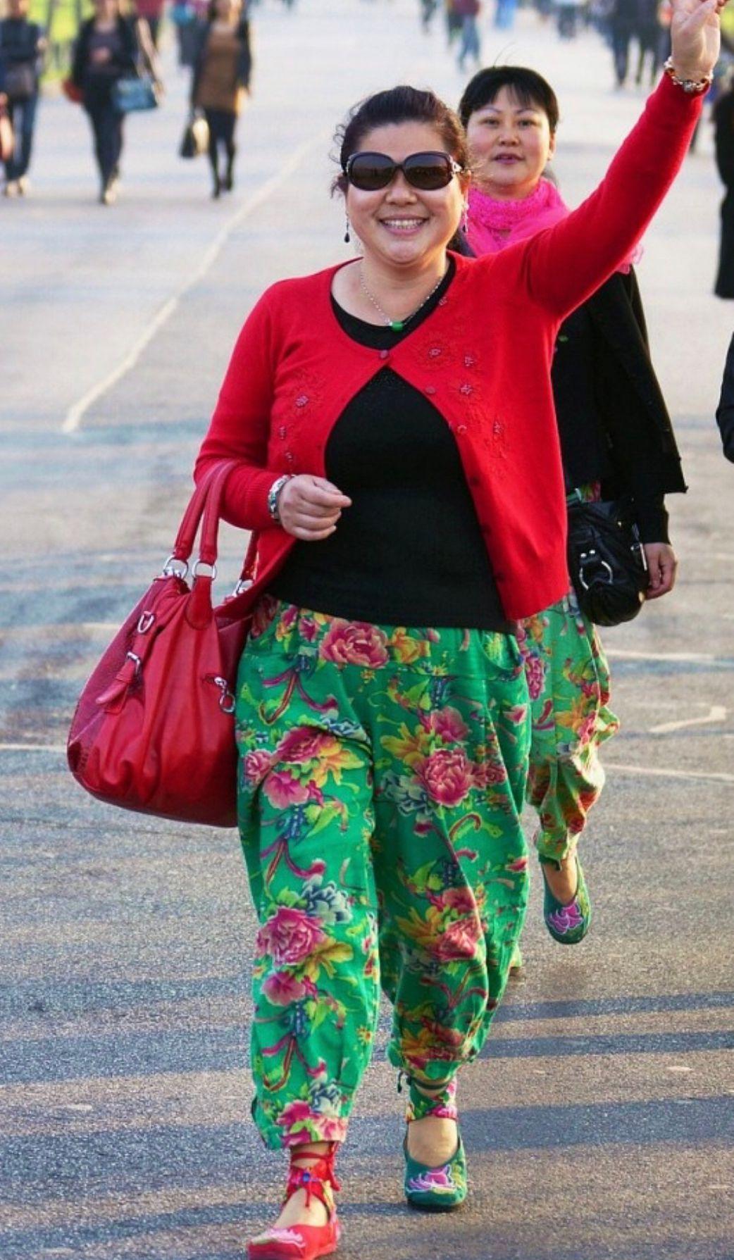 第一种:高饱和度红配绿提到红配绿,相信会让很多时髦女人不寒而栗