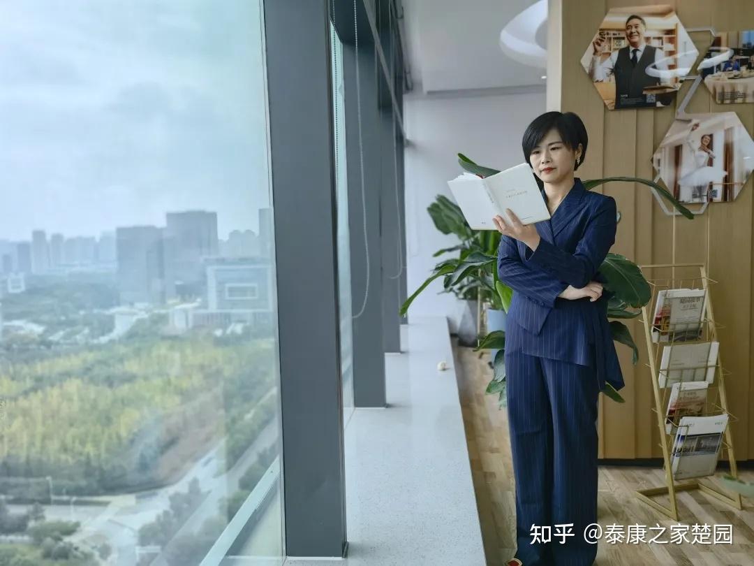 61成为hwp刘欢欢资深房地产销售拥抱大医养