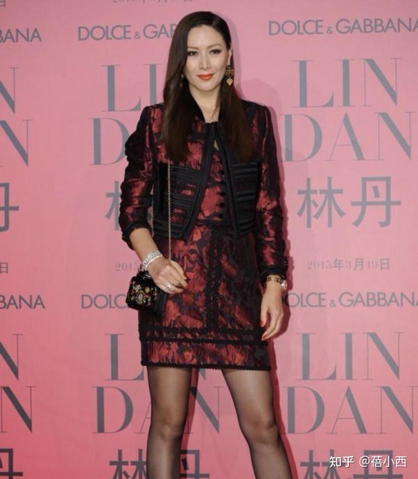 琦琦任达华合体亮相都穿西装像一对贵族情侣相差12岁好般配