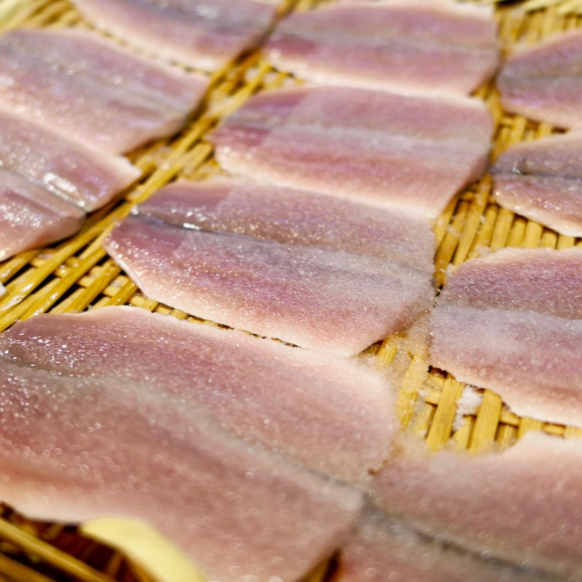 小肌一贯寿司上趴着14条鱼是什么样的感受