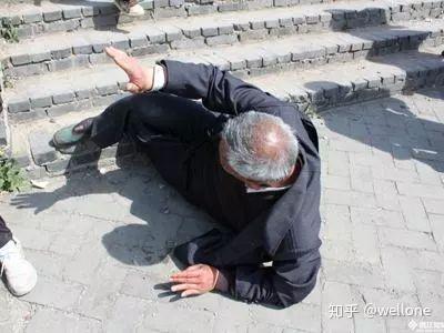 老人跌倒的应对