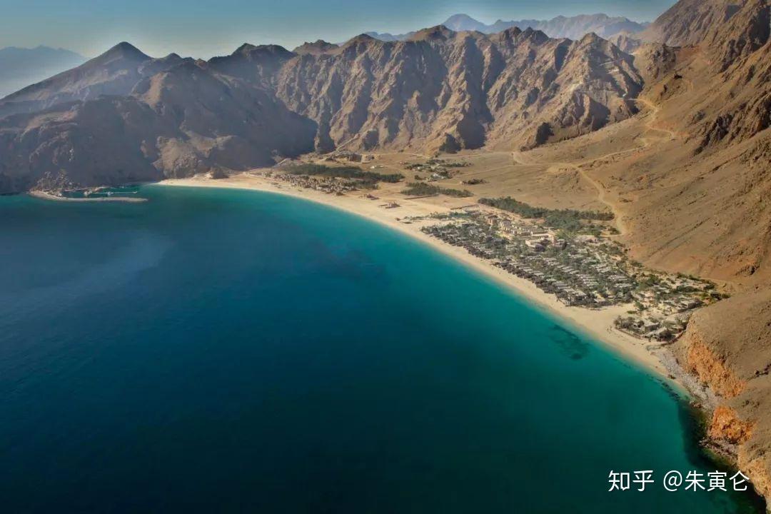 最喜欢的一家是阿曼的six senses zighy bay,在隔着迪拜的一个飞地上