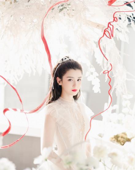 哈妮克孜黑天鹅造型太美了一袭抹胸黑色婚纱效果神秘优雅名门泽佳